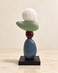 Sculpture abstraite multicolore en équilibre | Atlas Maison