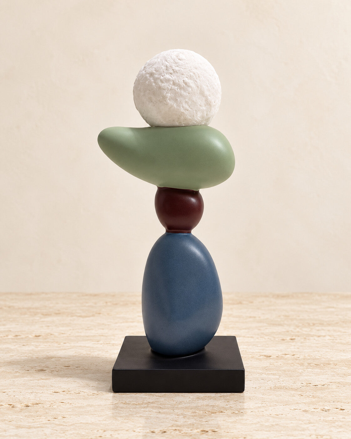 Sculpture abstraite multicolore en équilibre | Atlas Maison