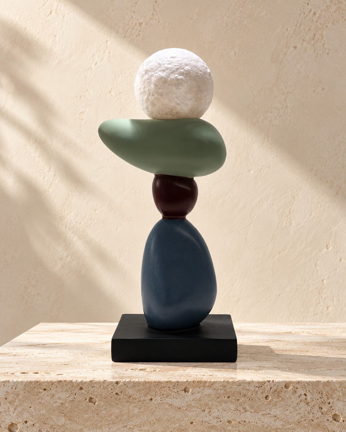 Sculpture abstraite multicolore en équilibre | Atlas Maison