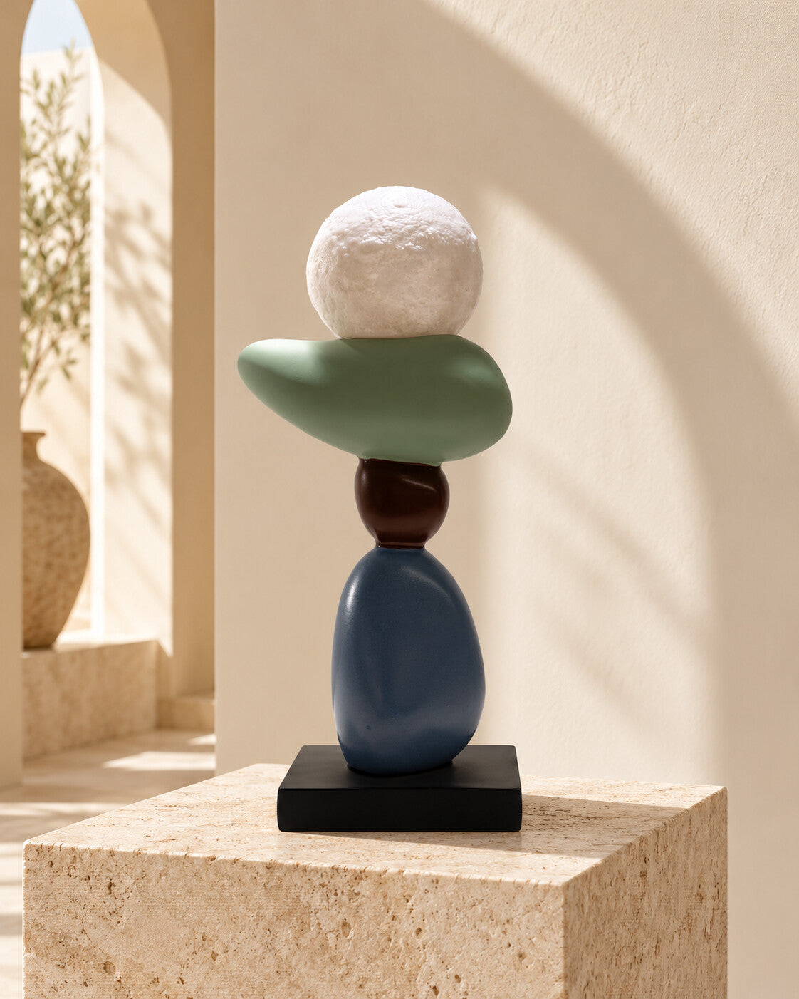 Sculpture abstraite multicolore en équilibre | Atlas Maison