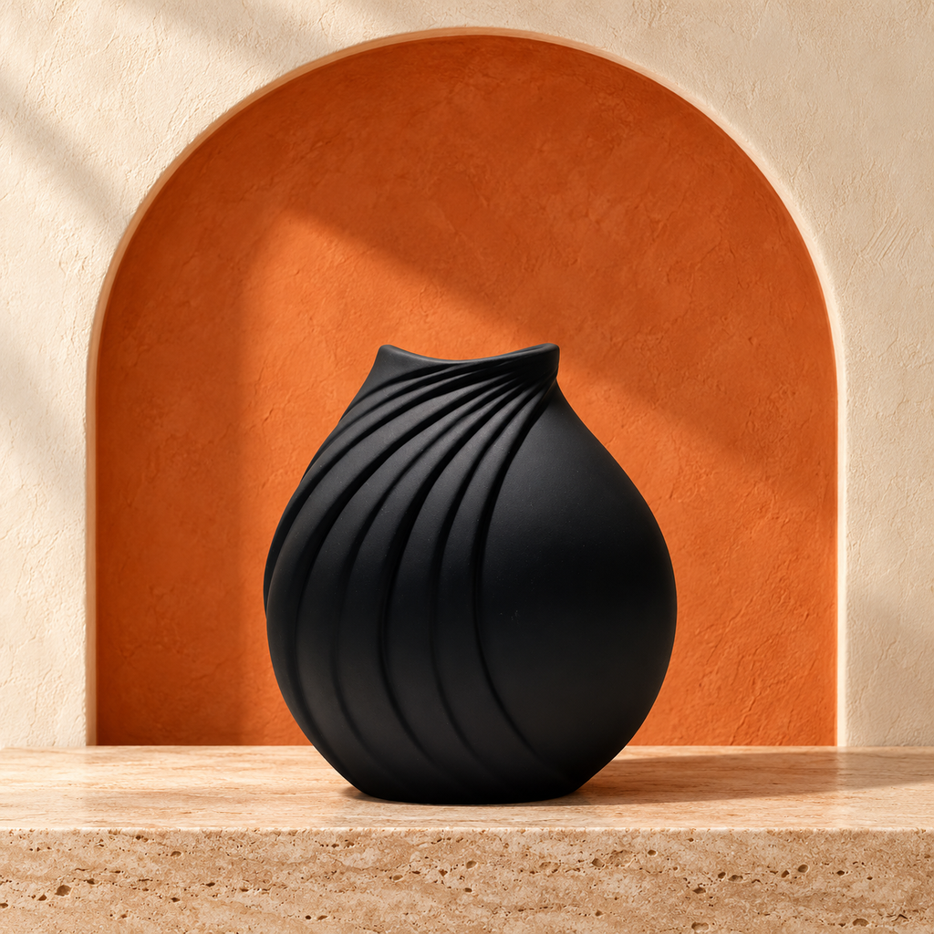 Vase décoratif noir sculptural – Sillage