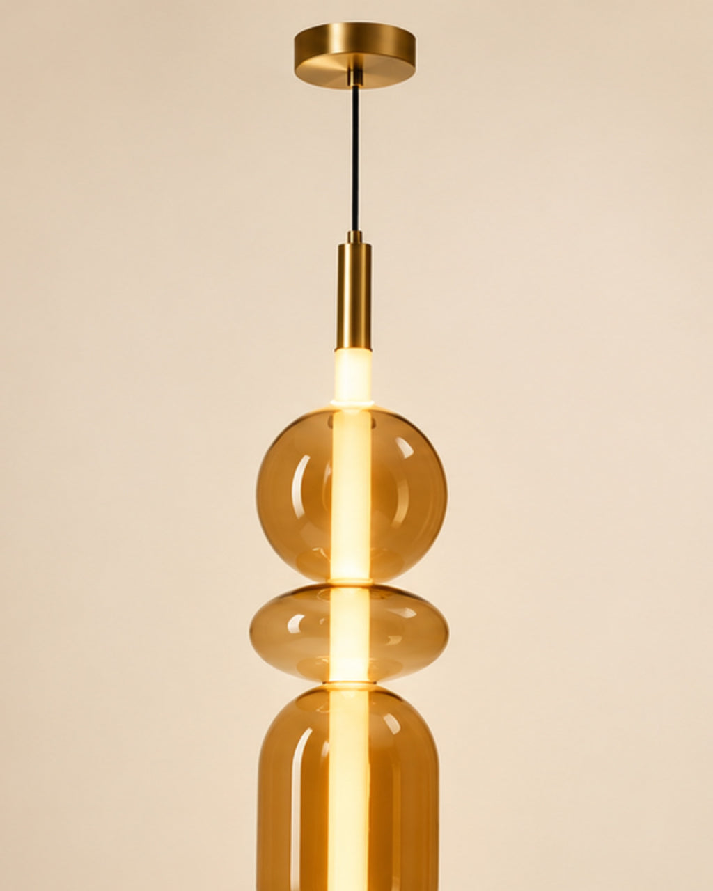 Suspension LED sculpturale en verre ambré | Atlas Maison
