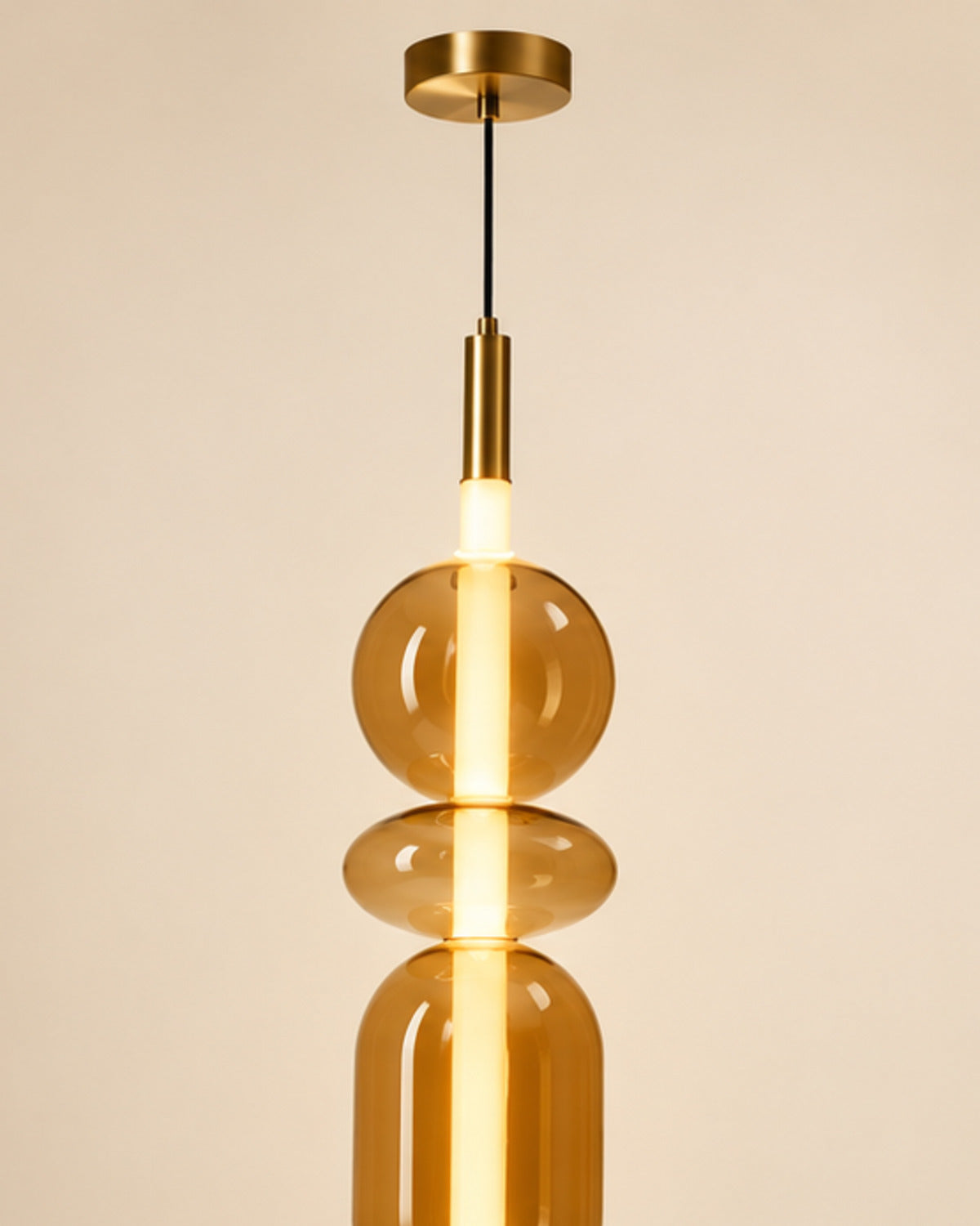 Suspension LED sculpturale en verre ambré | Atlas Maison