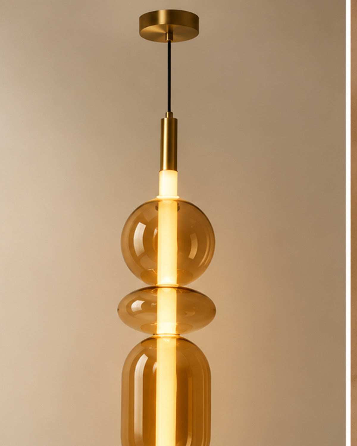 Suspension LED sculpturale en verre ambré | Atlas Maison