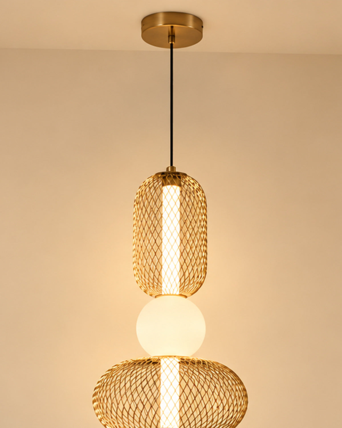 Suspension LED dorée avec globe opalin | Atlas Maison