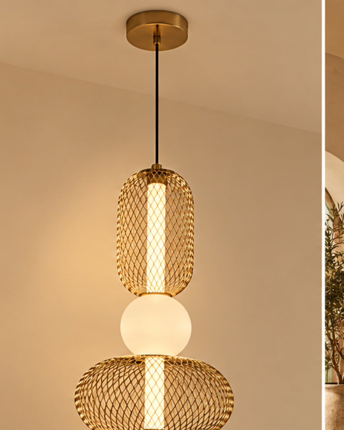 Suspension LED dorée avec globe opalin | Atlas Maison