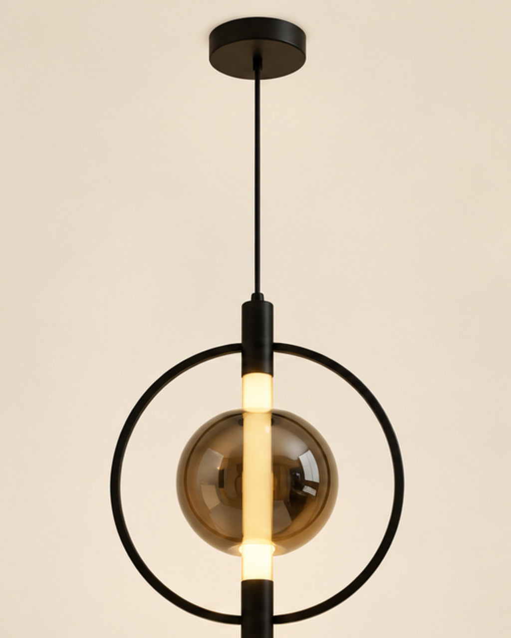 Suspension LED noire avec globe fumé | Atlas Maison