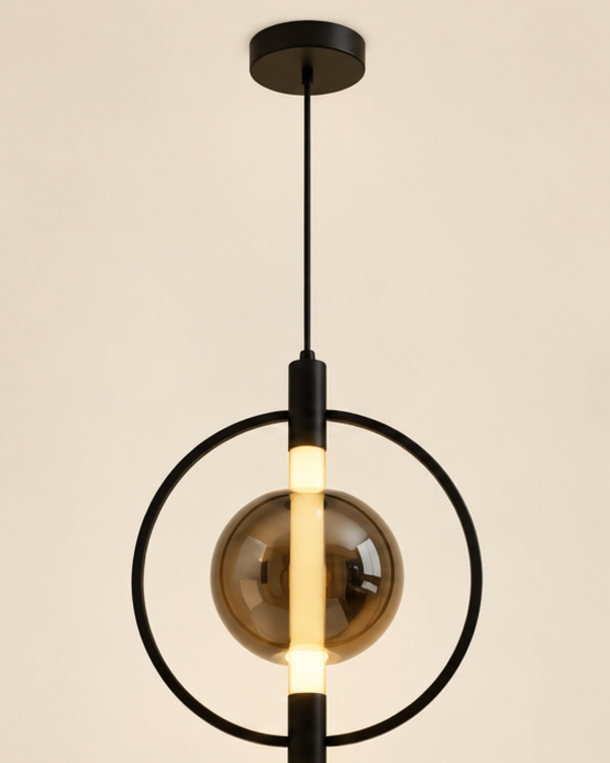 Suspension LED noire avec globe fumé | Atlas Maison