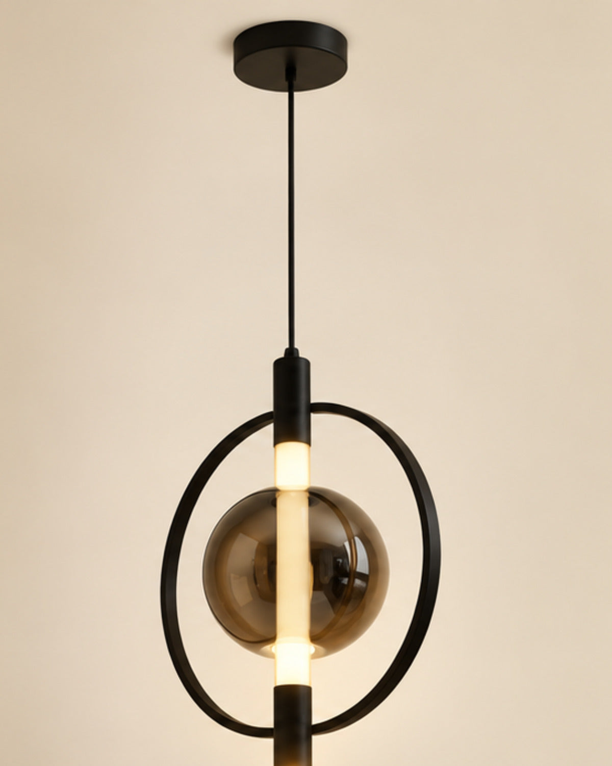 Suspension LED noire avec globe fumé | Atlas Maison