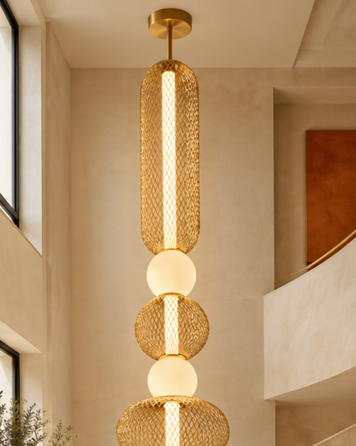 Suspension LED verticale dorée et opaline | Atlas Maison