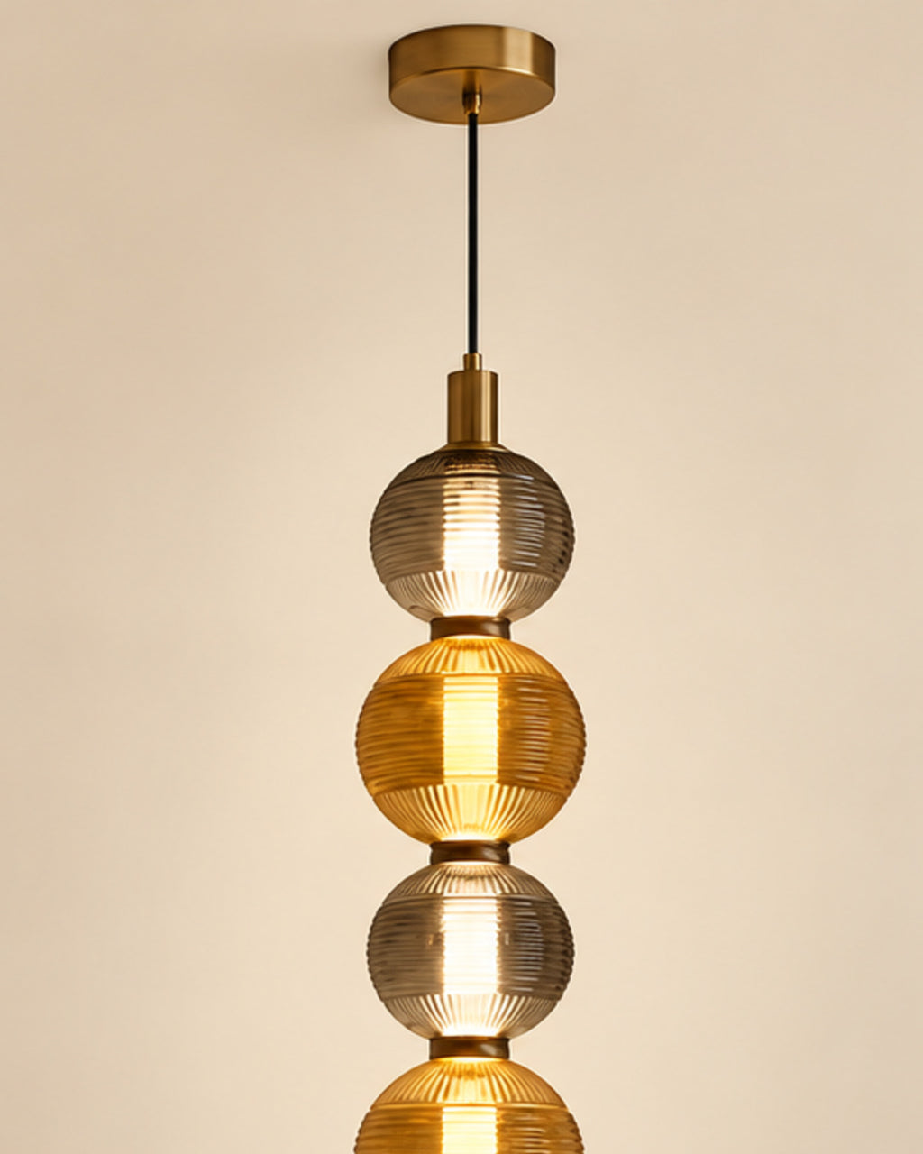 Suspension LED à quatre globes en verre | Atlas Maison