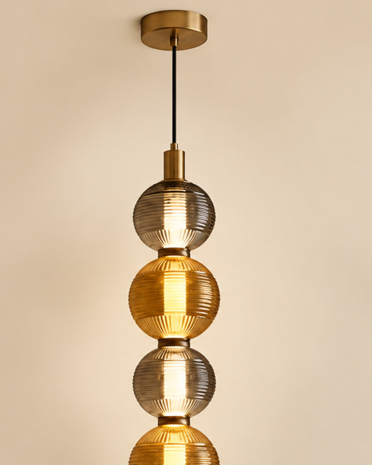 Suspension LED à quatre globes en verre | Atlas Maison
