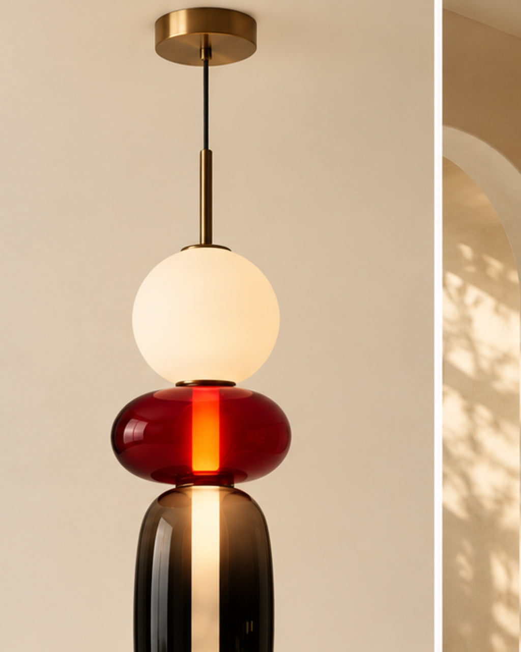 Suspension LED en verre rouge et fumé | Atlas Maison