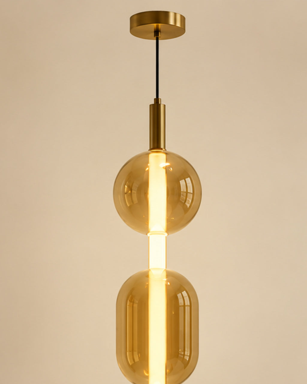 Suspension LED dorée en verre ambré | Atlas Maison