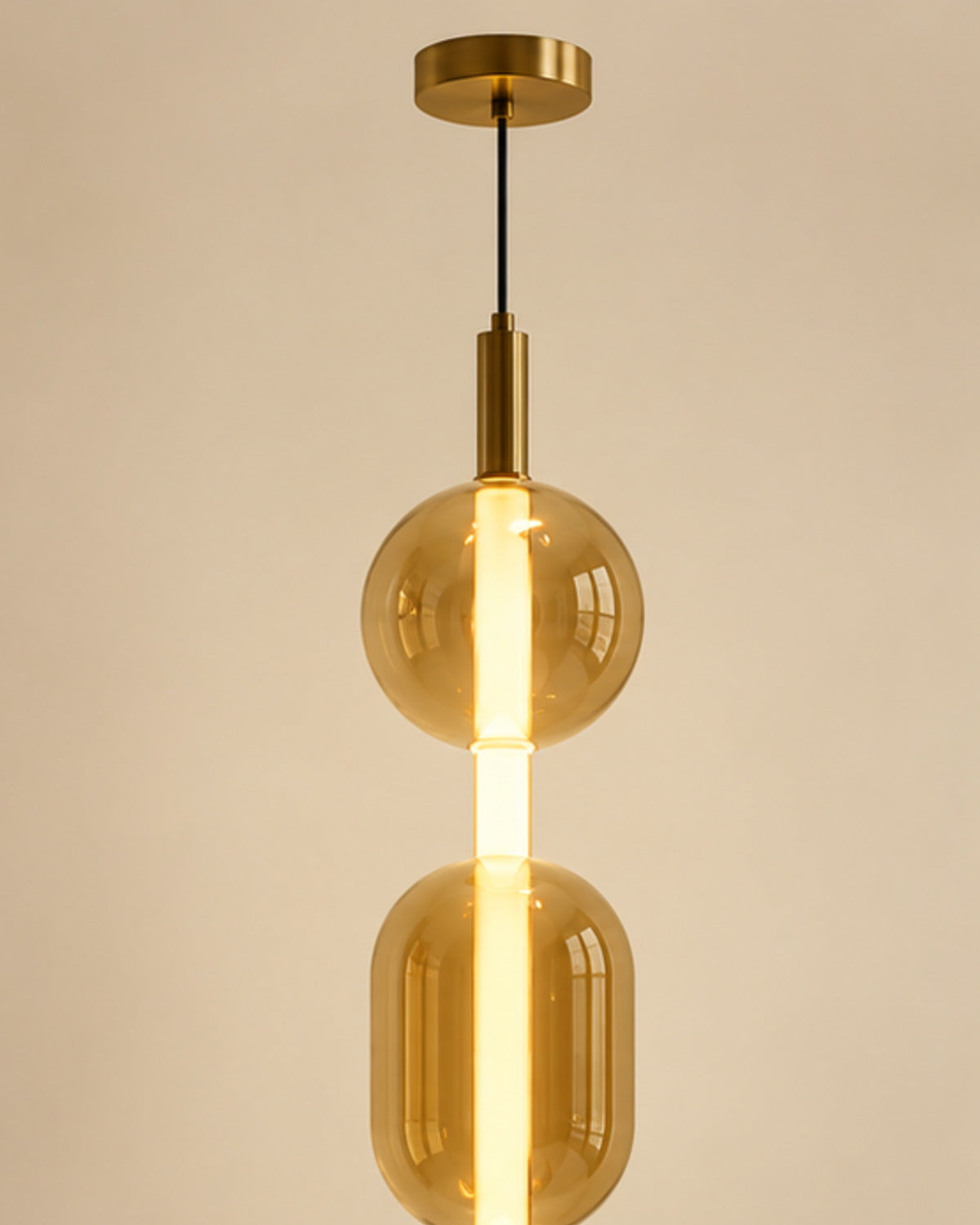 Suspension LED dorée en verre ambré | Atlas Maison