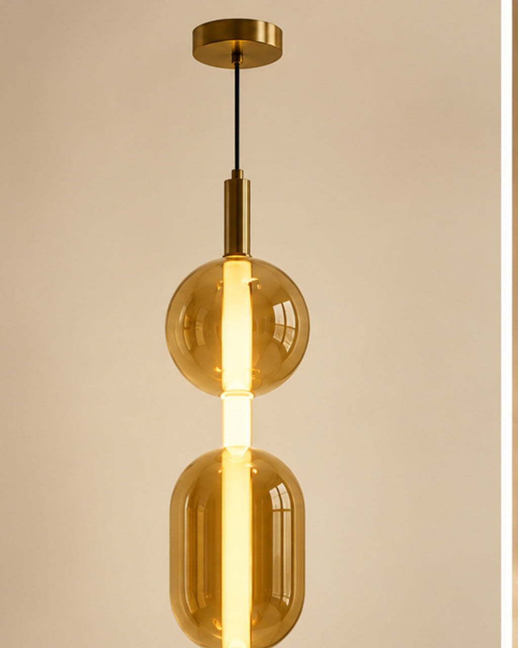 Suspension LED dorée en verre ambré | Atlas Maison