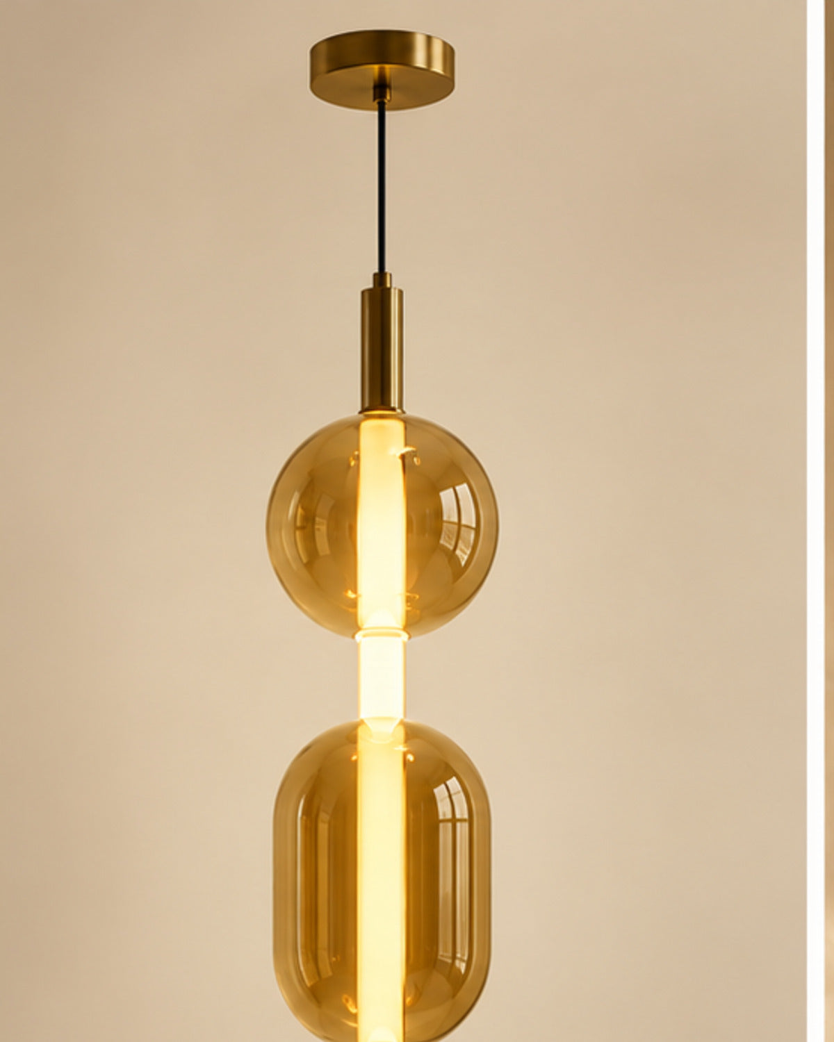 Suspension LED dorée en verre ambré | Atlas Maison