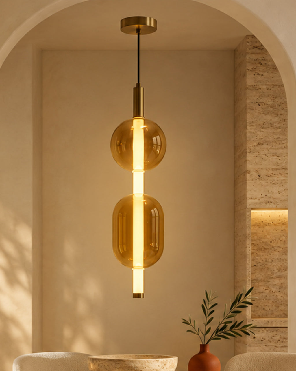 Suspension LED dorée en verre ambré | Atlas Maison
