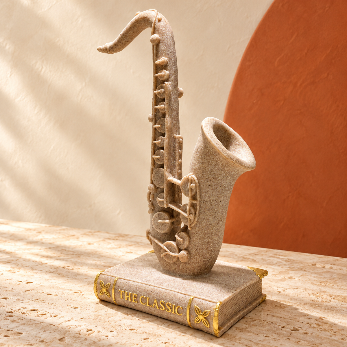 Sculpture décorative saxophone sur livre – Beige et doré