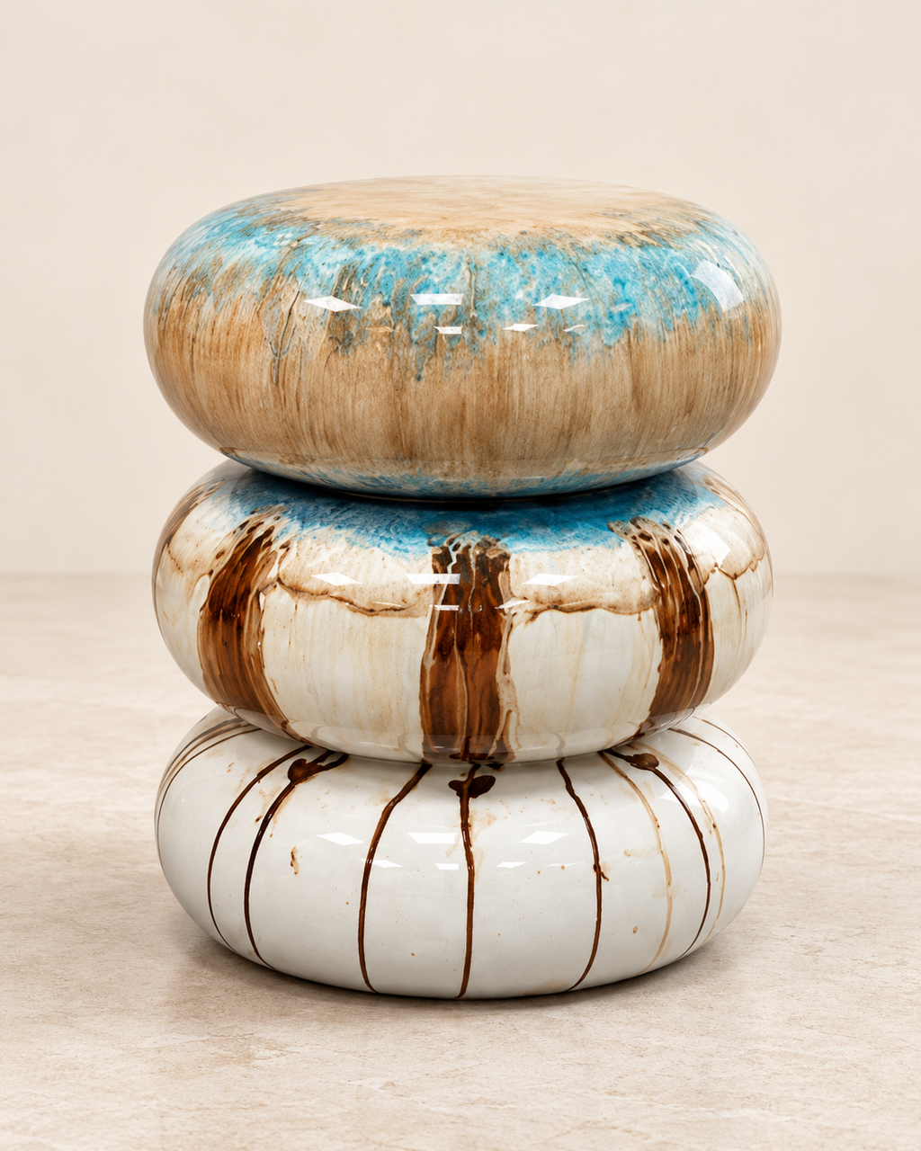 Table d’appoint sculpturale à anneaux – Crème, brun et turquoise
