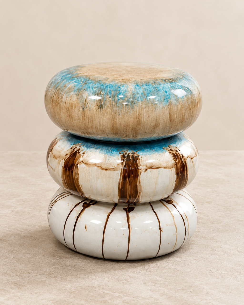 Table d’appoint sculpturale à anneaux – Crème, brun et turquoise