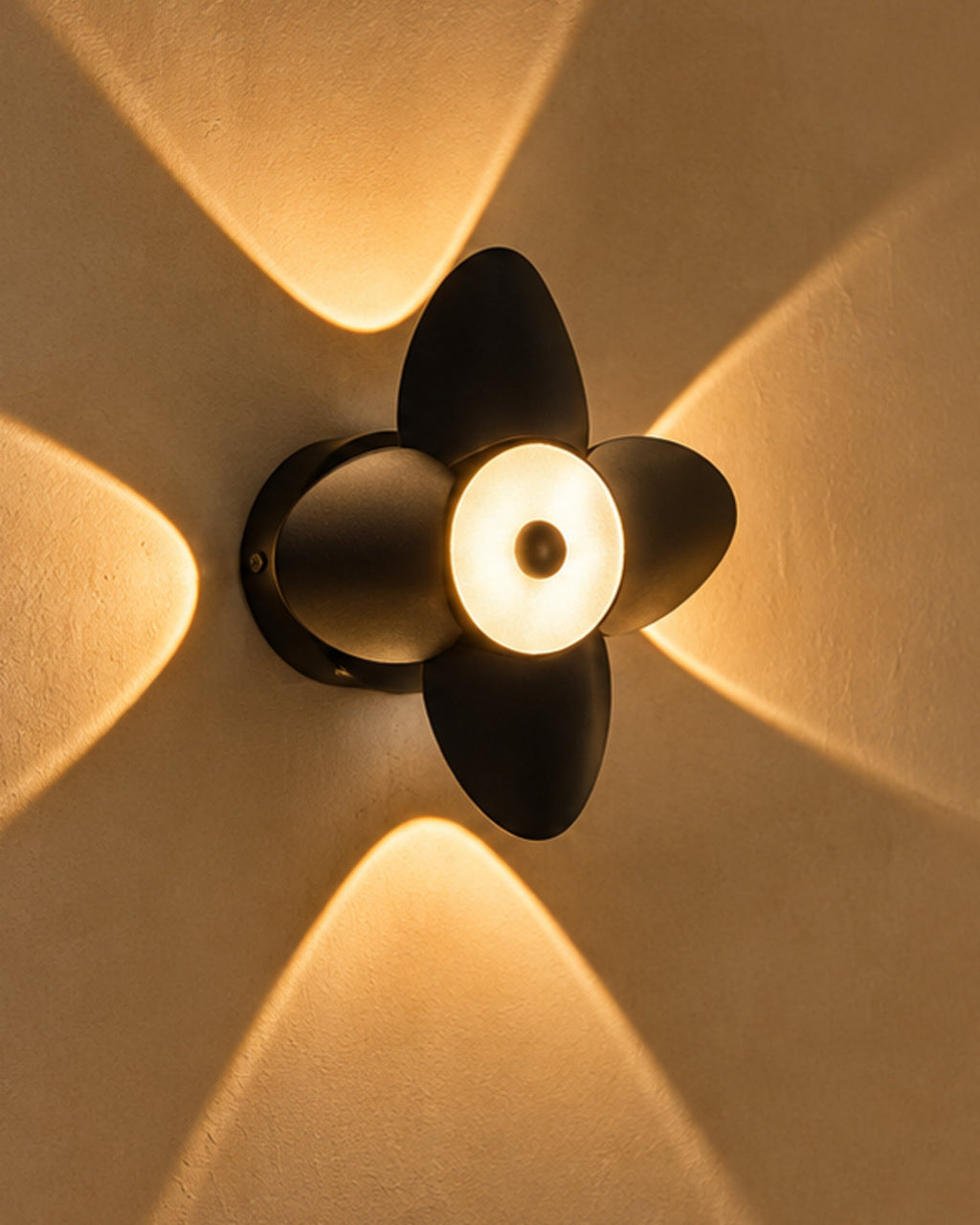 Applique murale LED noire en forme de fleur | Atlas Maison