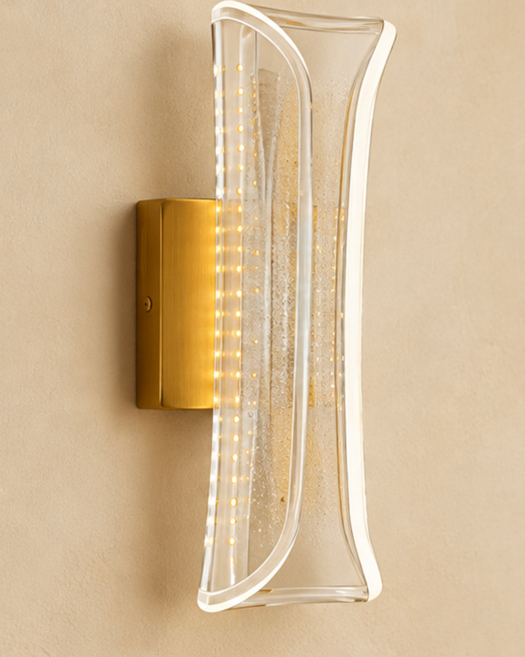 Applique LED dorée à panneau transparent ondulé | Atlas Maison