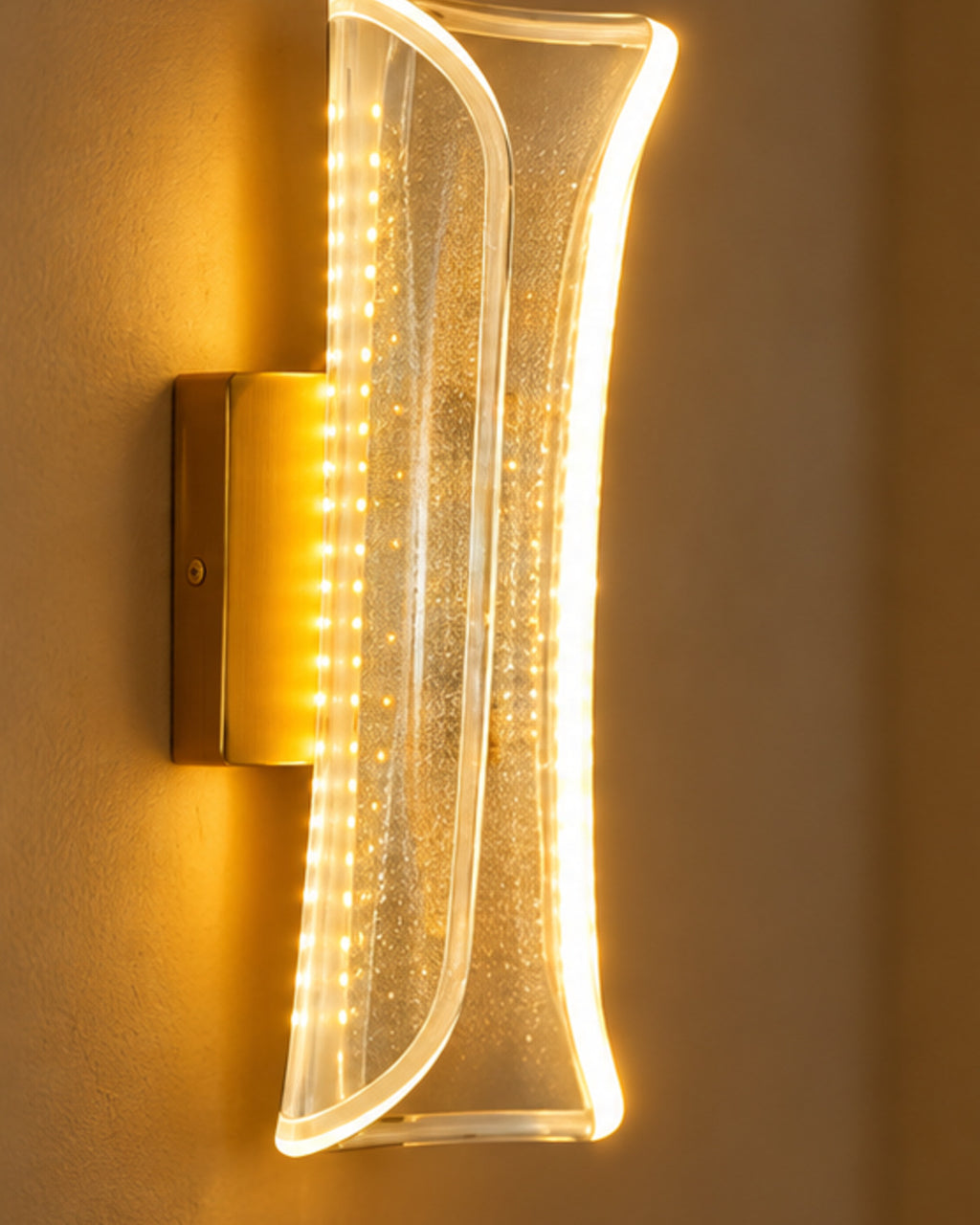 Applique LED dorée à panneau transparent ondulé | Atlas Maison