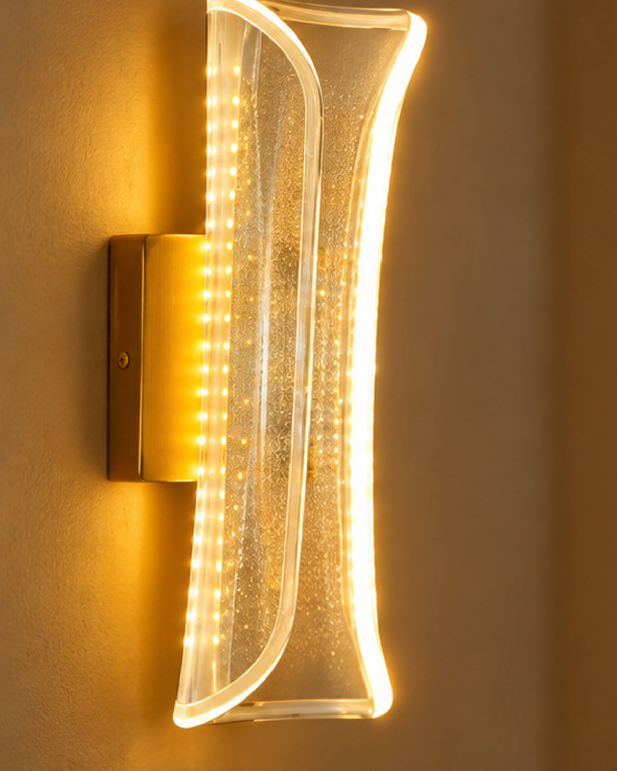 Applique LED dorée à panneau transparent ondulé | Atlas Maison