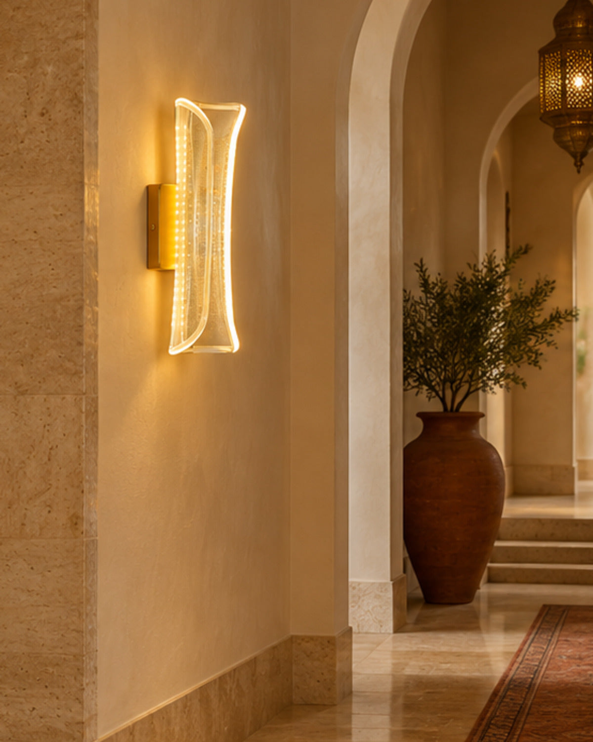 Applique LED dorée à panneau transparent ondulé | Atlas Maison
