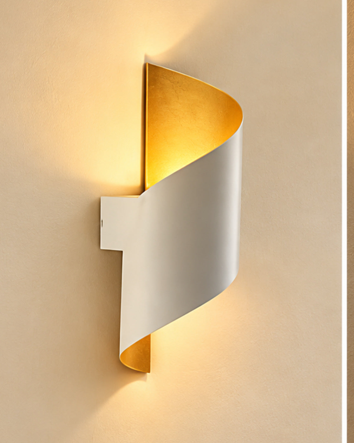 Applique murale LED blanche et dorée | Atlas Maison