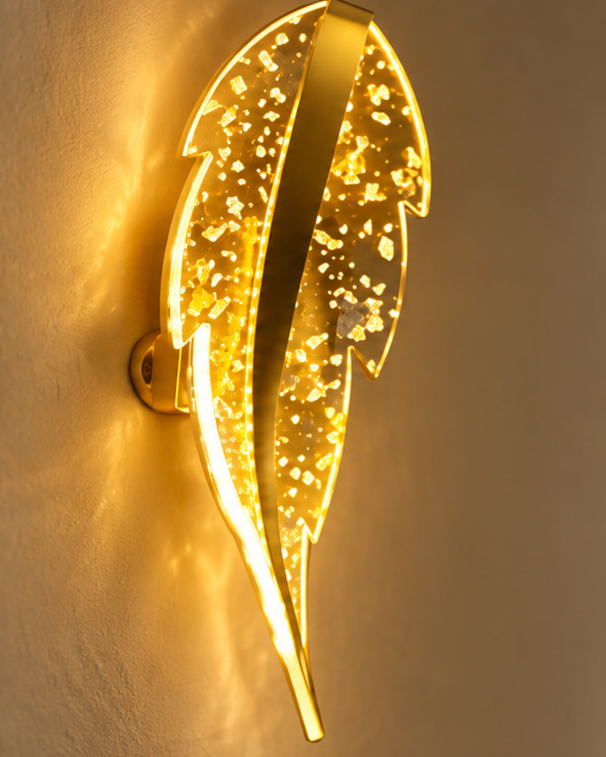 Applique murale LED dorée en forme de plume | Atlas Maison