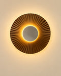Applique murale LED dorée au design solaire | Atlas Maison