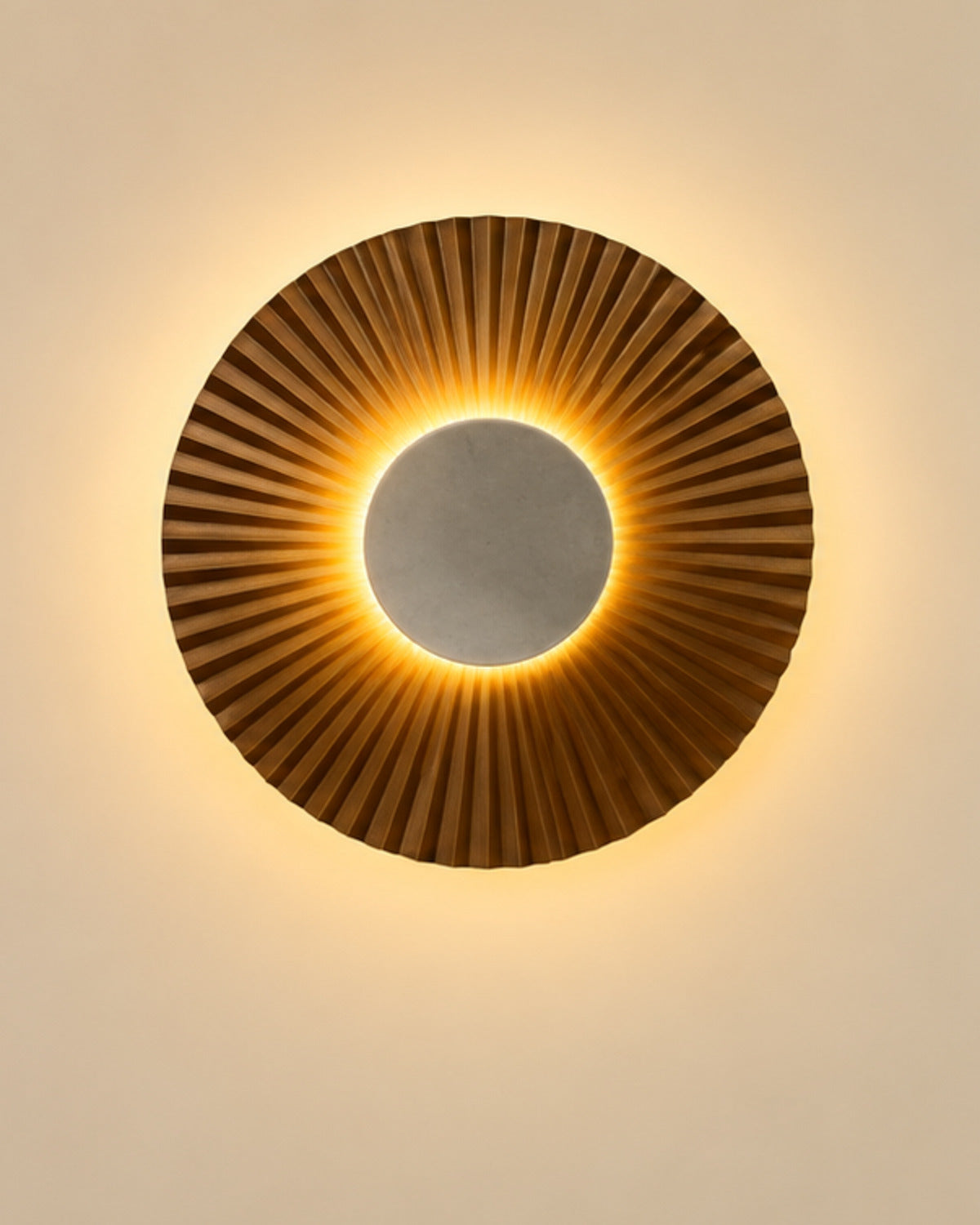 Applique murale LED dorée au design solaire | Atlas Maison