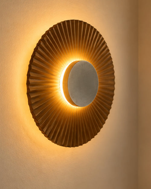 Applique murale LED dorée au design solaire | Atlas Maison