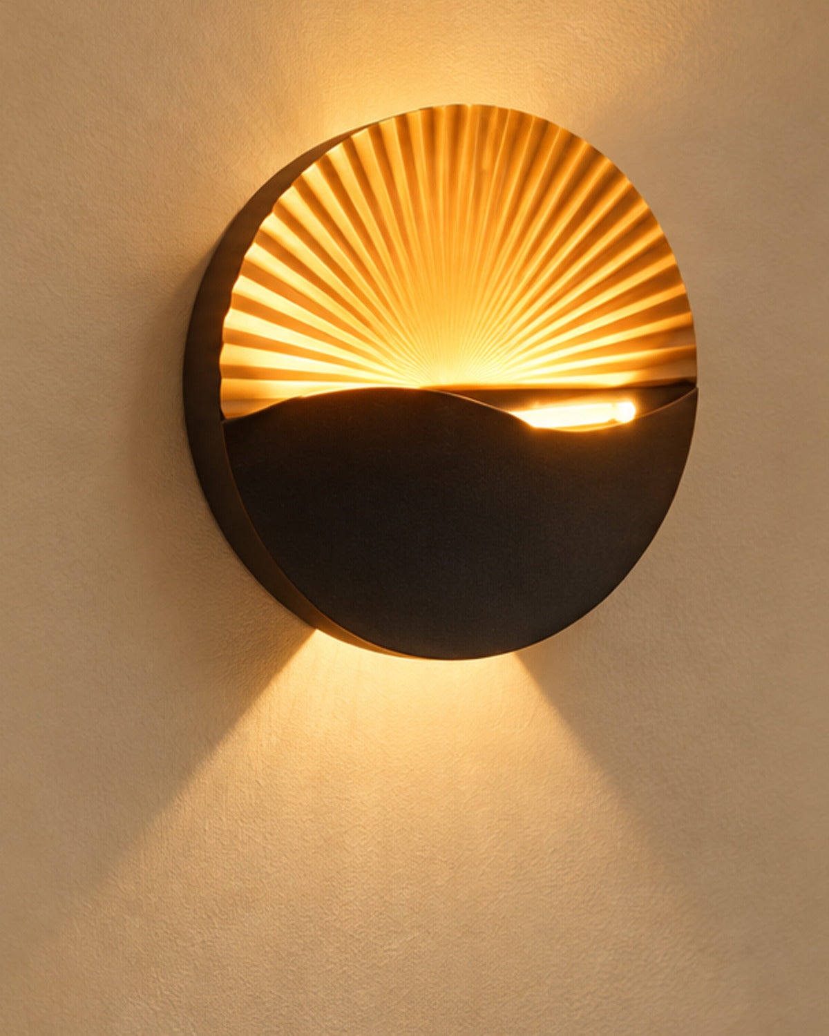 Applique murale LED noire et dorée solaire | Atlas Maison
