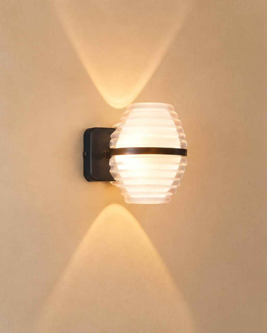 Applique murale LED noire et blanche striée | Atlas Maison