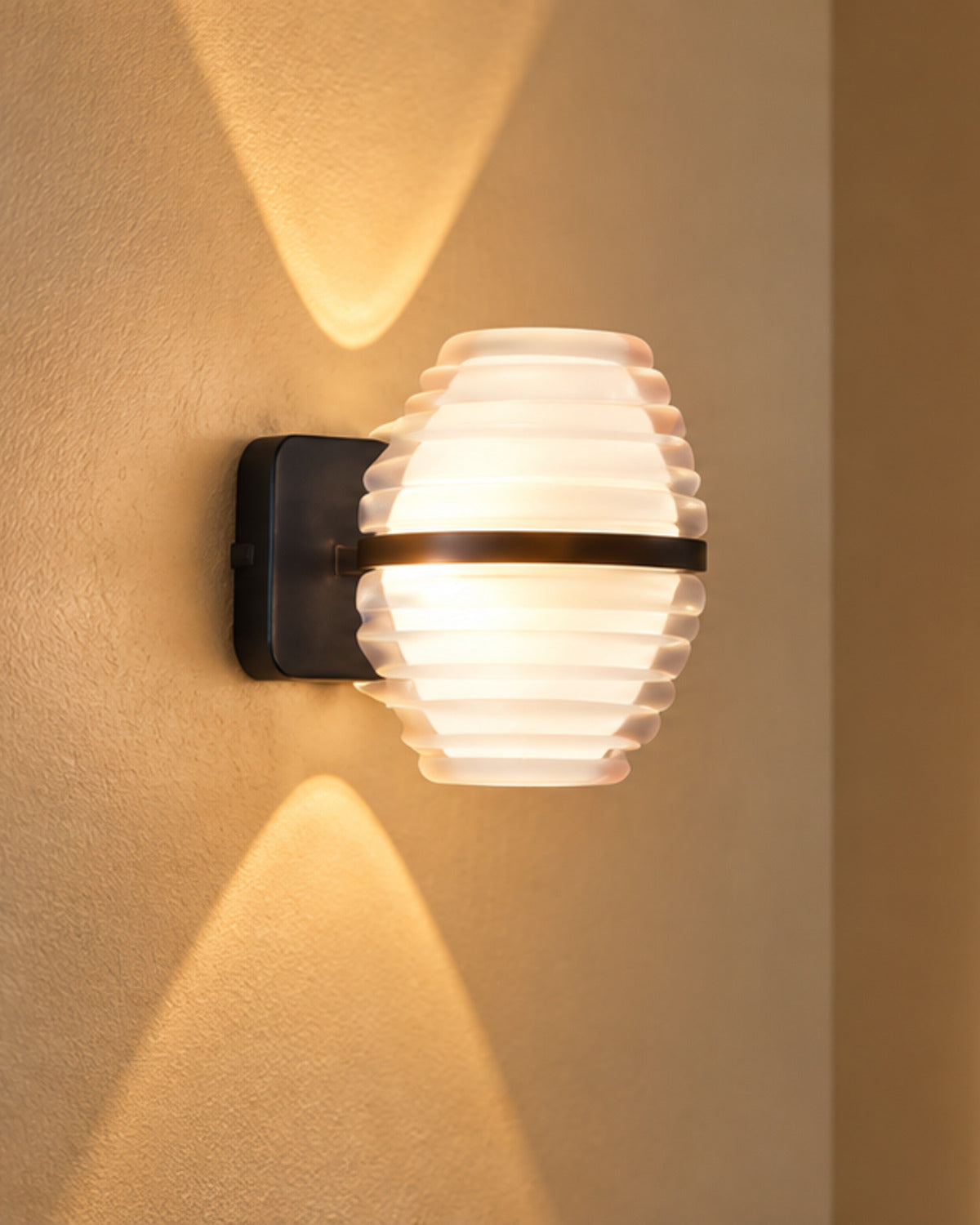 Applique murale LED noire et blanche striée | Atlas Maison